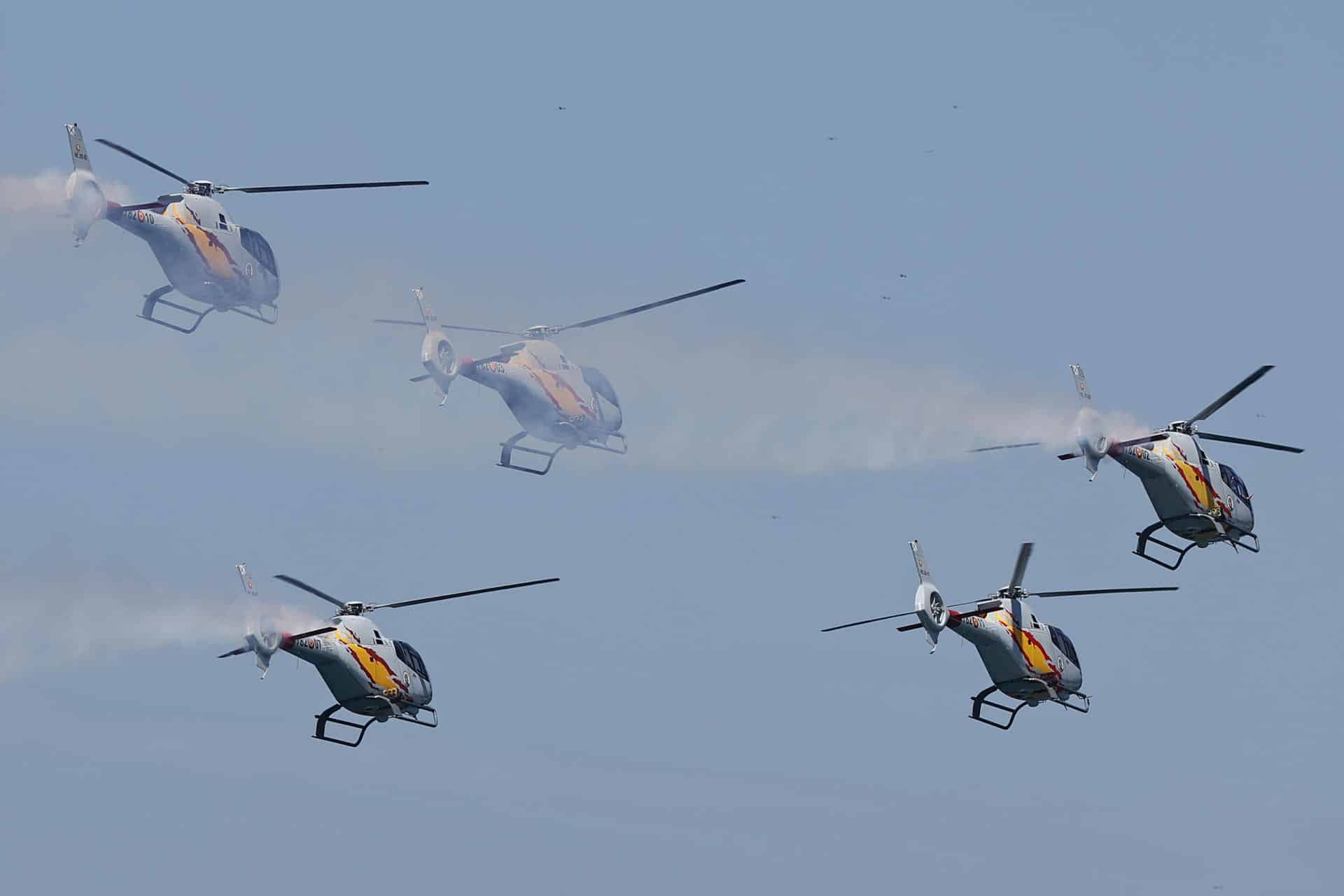 Fotografía que muestra helicópteros durante la exhibición aérea de la patrulla de helicópteros ASPA del Ejército del Aire y del Espacio de Españasobre la playa de Ipanema en Río de Janeiro (Brasil). EFE/ André Coelho