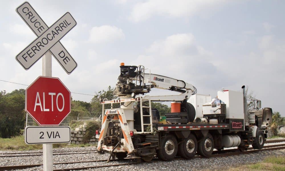 Integrantes de equipos de rescate trabajan en la zona donde se presentó el descarrilamiento del tren Transístmico, en el municipio de Chivela, en Oaxaca (México). Imagen de archivo. EFE/Luis Villalobos