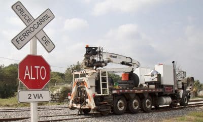 Integrantes de equipos de rescate trabajan en la zona donde se presentó el descarrilamiento del tren Transístmico, en el municipio de Chivela, en Oaxaca (México). Imagen de archivo. EFE/Luis Villalobos
