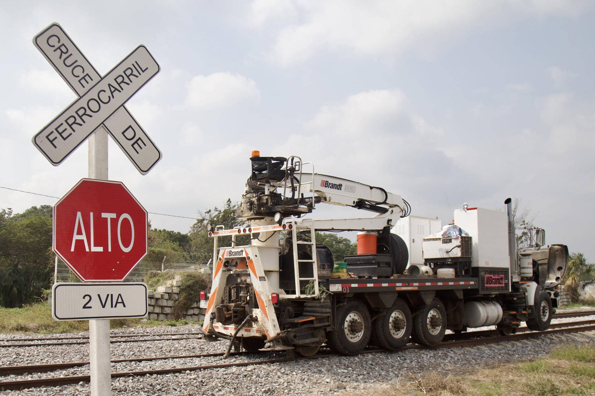 Integrantes de equipos de rescate trabajan en la zona donde se presentó el descarrilamiento del tren Transístmico, en el municipio de Chivela, en Oaxaca (México). Imagen de archivo. EFE/Luis Villalobos