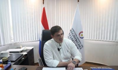 Fotografía que muestra al director general del Registro del Estado Civil de Paraguay, Maximiliano Ayala, hablando durante una entrevista con EFE, en Asunción (Paraguay). EFE/ Juan Pablo Pino