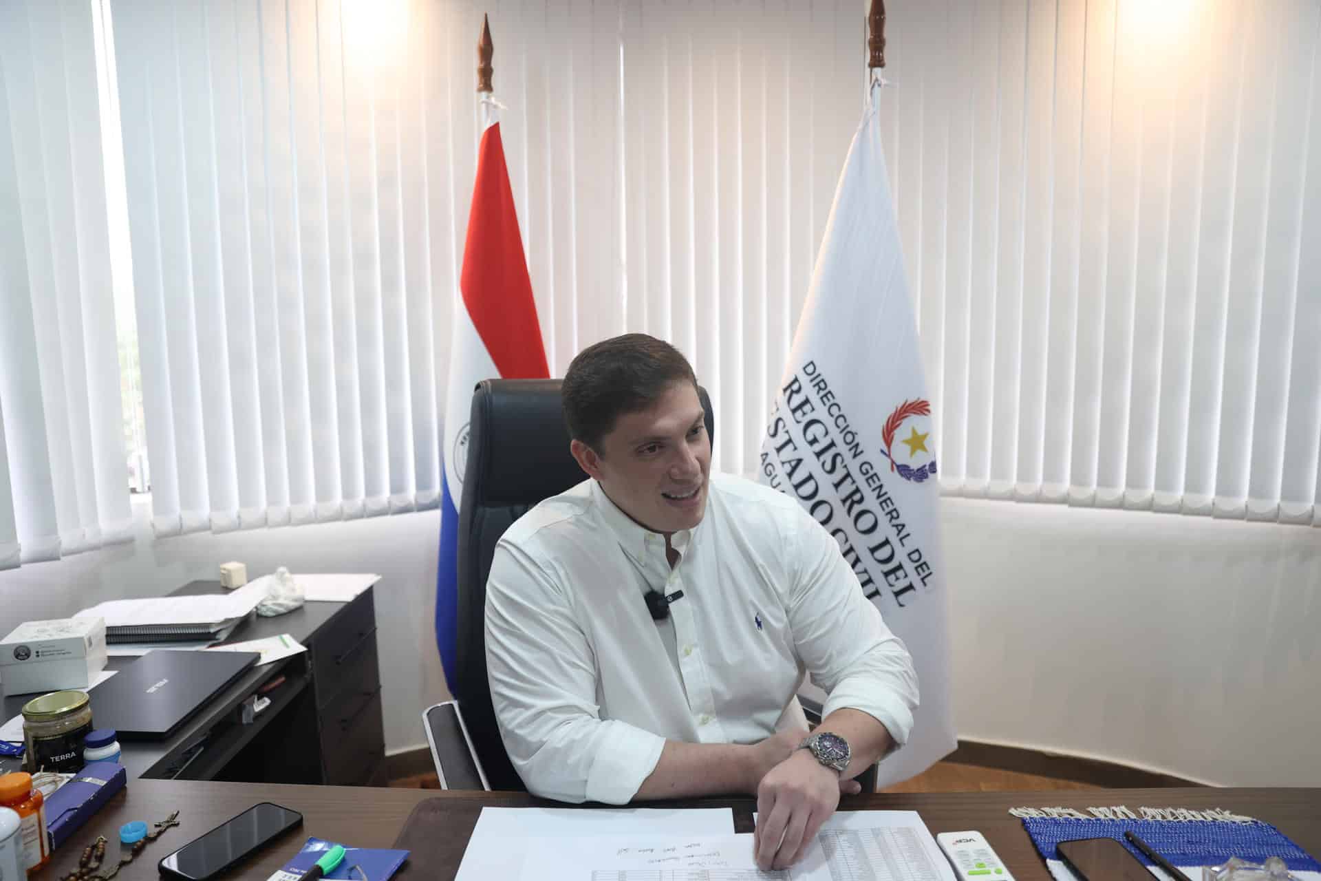 Fotografía que muestra al director general del Registro del Estado Civil de Paraguay, Maximiliano Ayala, hablando durante una entrevista con EFE, en Asunción (Paraguay). EFE/ Juan Pablo Pino