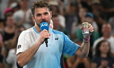 Stan Wawrinka con la cerveza que anunció que tomaría el día que cayera en su último Abierto de Australia. EFE/EPA/LUKAS COCH AUSTRALIA AND NEW ZEALAND OUT