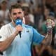 Stan Wawrinka con la cerveza que anunció que tomaría el día que cayera en su último Abierto de Australia. EFE/EPA/LUKAS COCH AUSTRALIA AND NEW ZEALAND OUT
