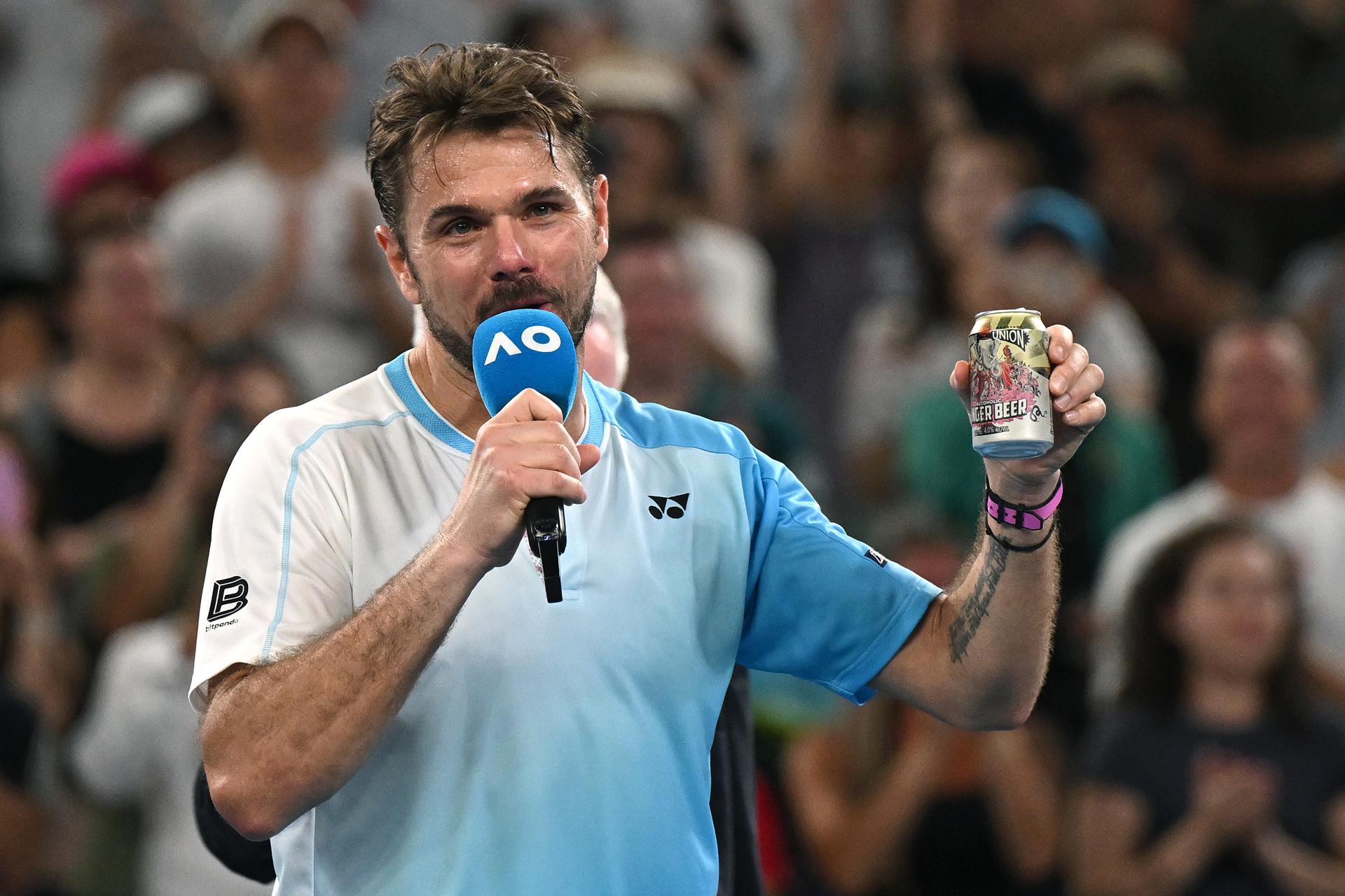 Stan Wawrinka con la cerveza que anunció que tomaría el día que cayera en su último Abierto de Australia. EFE/EPA/LUKAS COCH AUSTRALIA AND NEW ZEALAND OUT