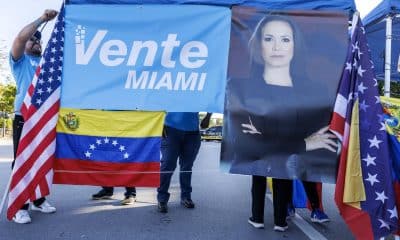 Venezolanos y cubanos residentes en Miami sostienen banderas y pancartas durante una manifestación en apoyo a las acciones militares de Estados Unidos en Venezuela, en Florida, EE. UU., el 4 de enero de 2026. EFE//CRISTOBAL HERRERA-ULASHKEVICH