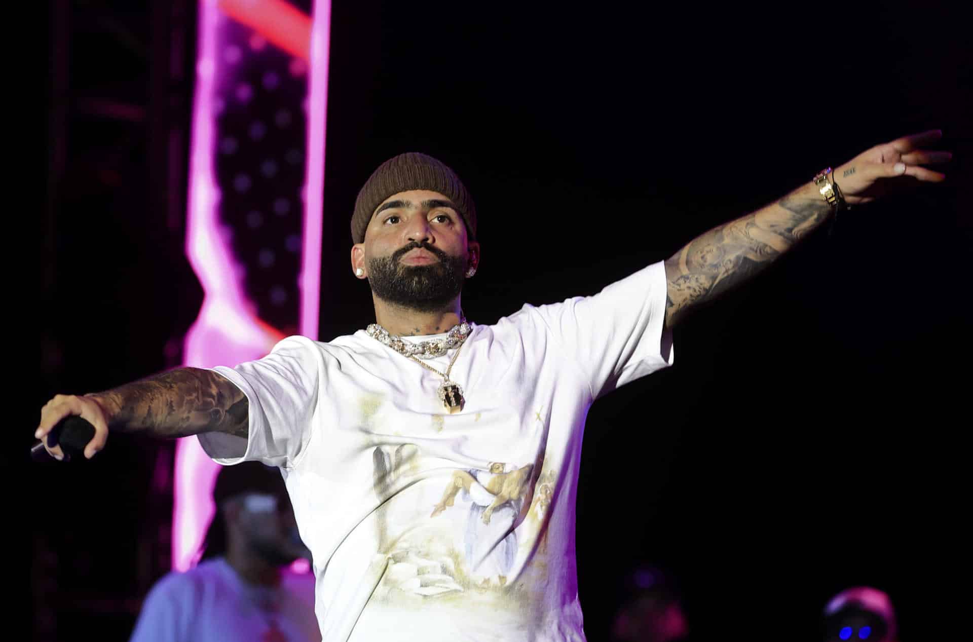 El cantante Arcángel presenta su nuevo disco 'La 8va maravilla' en la edición 56 de las Fiestas de la Calle San Sebastián este jueves, en la plaza de Armas, San Juan (Puerto Rico). EFE/ Thais Llorca