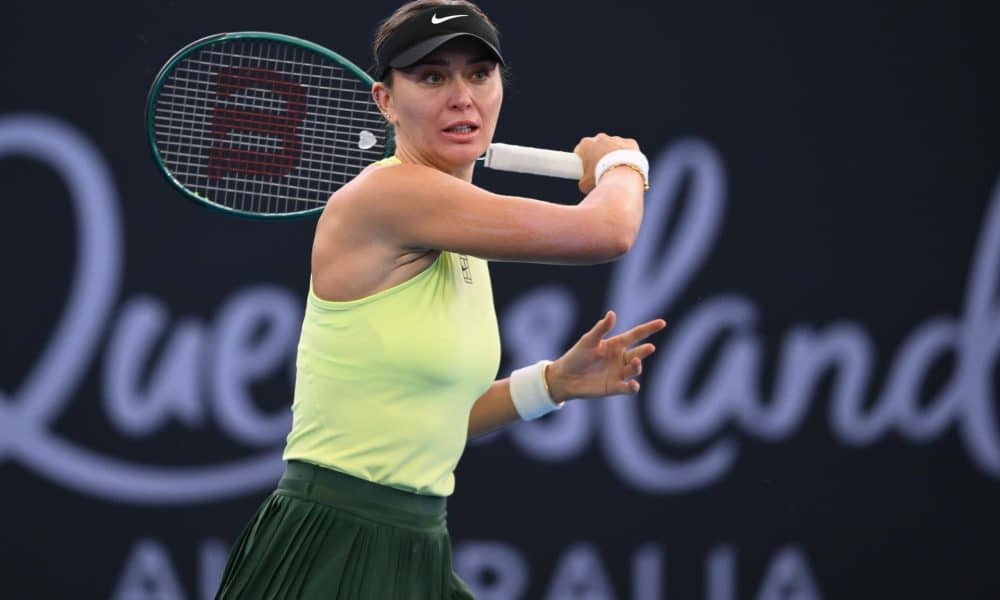 La española Paula Badosa en acción durante el partido de dobles de primera ronda contra la rusa Liudmila Samsonova y la china Zhang Shuai en el torneo de tenis Brisbane International en la Pat Rafter Arena en Brisbane, Australia. EFE/EPA/ZAIN MOHAMMED