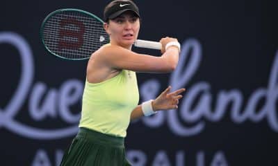 La española Paula Badosa en acción durante el partido de dobles de primera ronda contra la rusa Liudmila Samsonova y la china Zhang Shuai en el torneo de tenis Brisbane International en la Pat Rafter Arena en Brisbane, Australia. EFE/EPA/ZAIN MOHAMMED