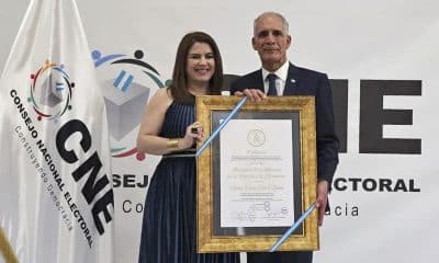 Fotografía cedida donde se observa al electo presidente electo de Honduras, Nasry Asfura, recibiendo una credencial por parte de la consejera del CNE, Cossette López, este 21 de enero de 2026, en Tegucigalpa. EFE/ Concejo Nacional Electoral
