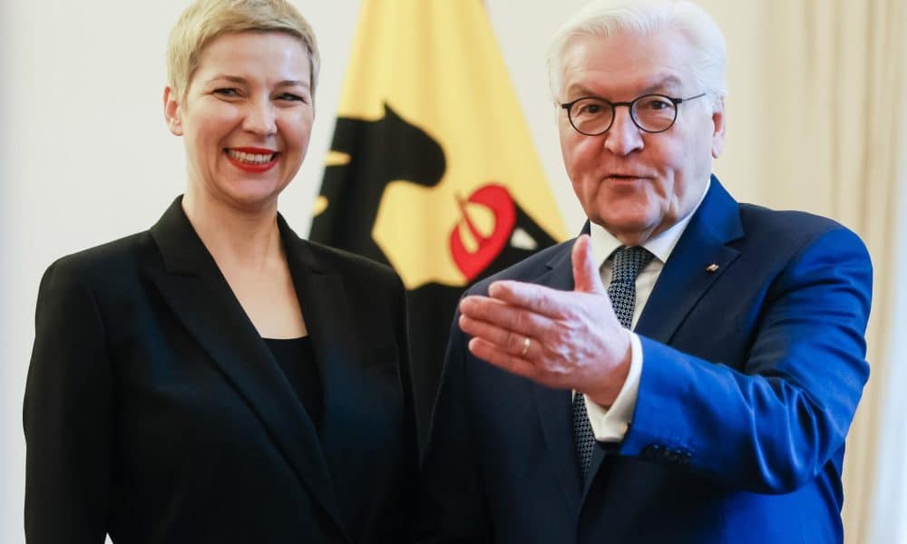 El presidente alemán, Frank-Walter Steinmeier (derecha), y la activista de la oposición bielorrusa Maria Kalesnikava (izquierda) posan para los medios durante una reunión en el Palacio Bellevue en Berlín, Alemania, el 15 de enero de 2026.(Bielorrusia, Alemania) EFE/EPA/CLEMENS BILAN