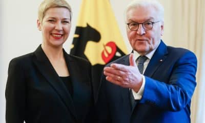 El presidente alemán, Frank-Walter Steinmeier (derecha), y la activista de la oposición bielorrusa Maria Kalesnikava (izquierda) posan para los medios durante una reunión en el Palacio Bellevue en Berlín, Alemania, el 15 de enero de 2026.(Bielorrusia, Alemania) EFE/EPA/CLEMENS BILAN
