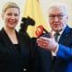 El presidente alemán, Frank-Walter Steinmeier (derecha), y la activista de la oposición bielorrusa Maria Kalesnikava (izquierda) posan para los medios durante una reunión en el Palacio Bellevue en Berlín, Alemania, el 15 de enero de 2026.(Bielorrusia, Alemania) EFE/EPA/CLEMENS BILAN