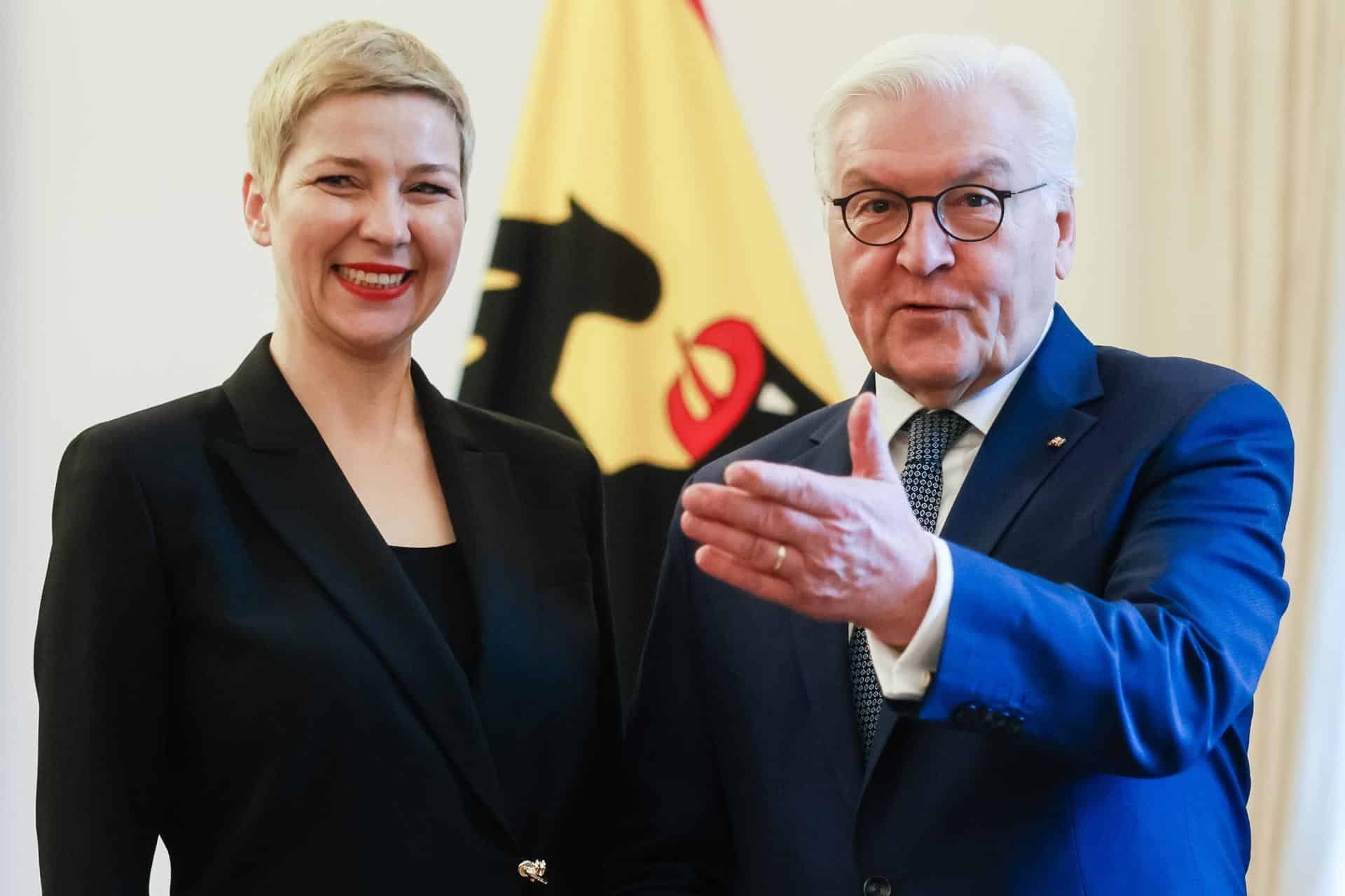 El presidente alemán, Frank-Walter Steinmeier (derecha), y la activista de la oposición bielorrusa Maria Kalesnikava (izquierda) posan para los medios durante una reunión en el Palacio Bellevue en Berlín, Alemania, el 15 de enero de 2026.(Bielorrusia, Alemania) EFE/EPA/CLEMENS BILAN