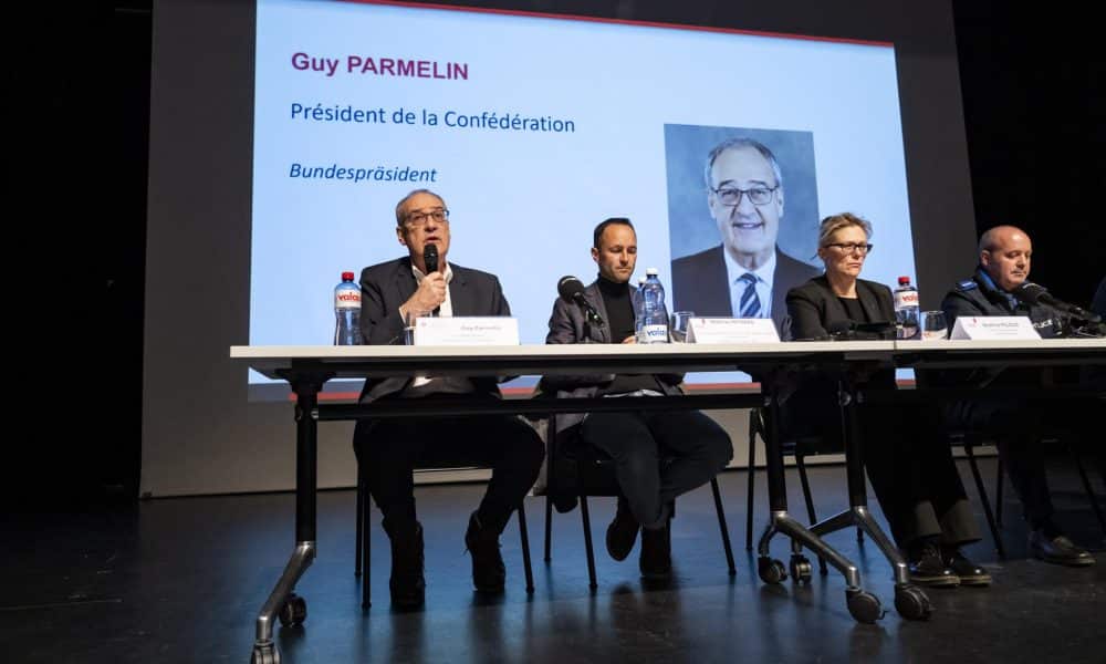 Las autoridades suizas han confirmado que cuarenta personas murieron en la madrugada de hoy en el incendio de un bar, conocido por tener un público muy joven, en la estación de esquí de Crans Montana, en el corazón de los Alpes suizos.EFE/EPA/JEAN-CHRISTOPHE BOTT