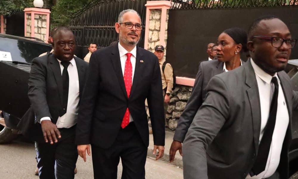 Fotografía de archivo del 18 de julio de 2025 que muestra al primer ministro haitiano, Alix Didier Fils-Aimé (c), saliendo del consulado colombiano en Puerto Príncipe (Haití). EFE/ Patrice Noel/ ARCHIVO