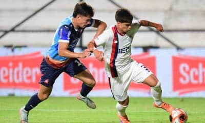 El extremo de San Lorenzo Teo Rodríguez (d) avanza con el balón ante la presión del defensor de Cerro Porteño Lucas Quintana en el partido amistoso jugado este sábado en el estadio Parque Viera de Montevideo. EFE/ STR