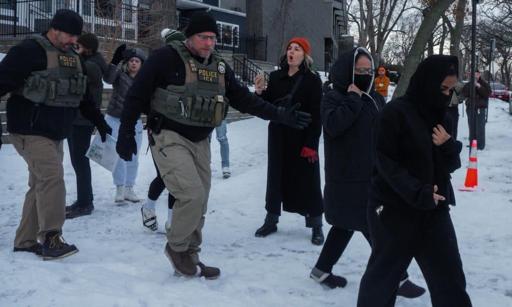 Una familia es detenida por agentes federales en Minneapolis. EFE/OLGA FEDOROVA