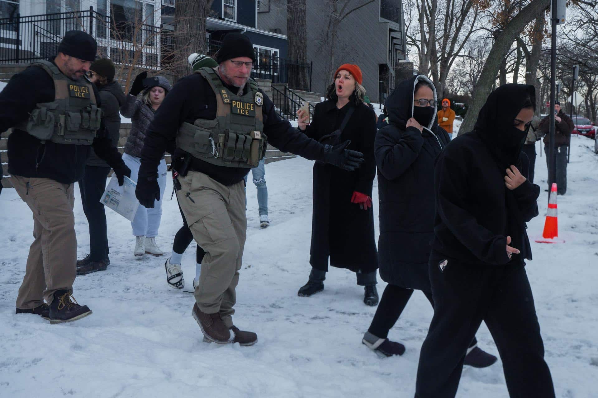 Una familia es detenida por agentes federales en Minneapolis. EFE/OLGA FEDOROVA