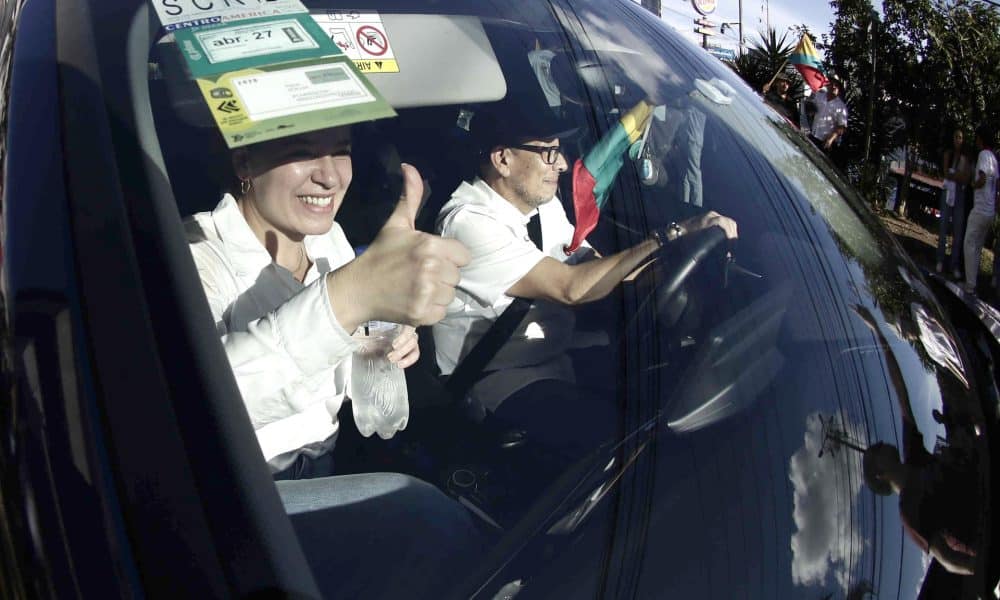 La candidata a la presidencia de Costa Rica por el partido Coalición Agenda Ciudadana, Claudia Dobles (i), participa en un recorrido este domingo, en San José (Costa Rica). EFE/ Jeffrey Arguedas