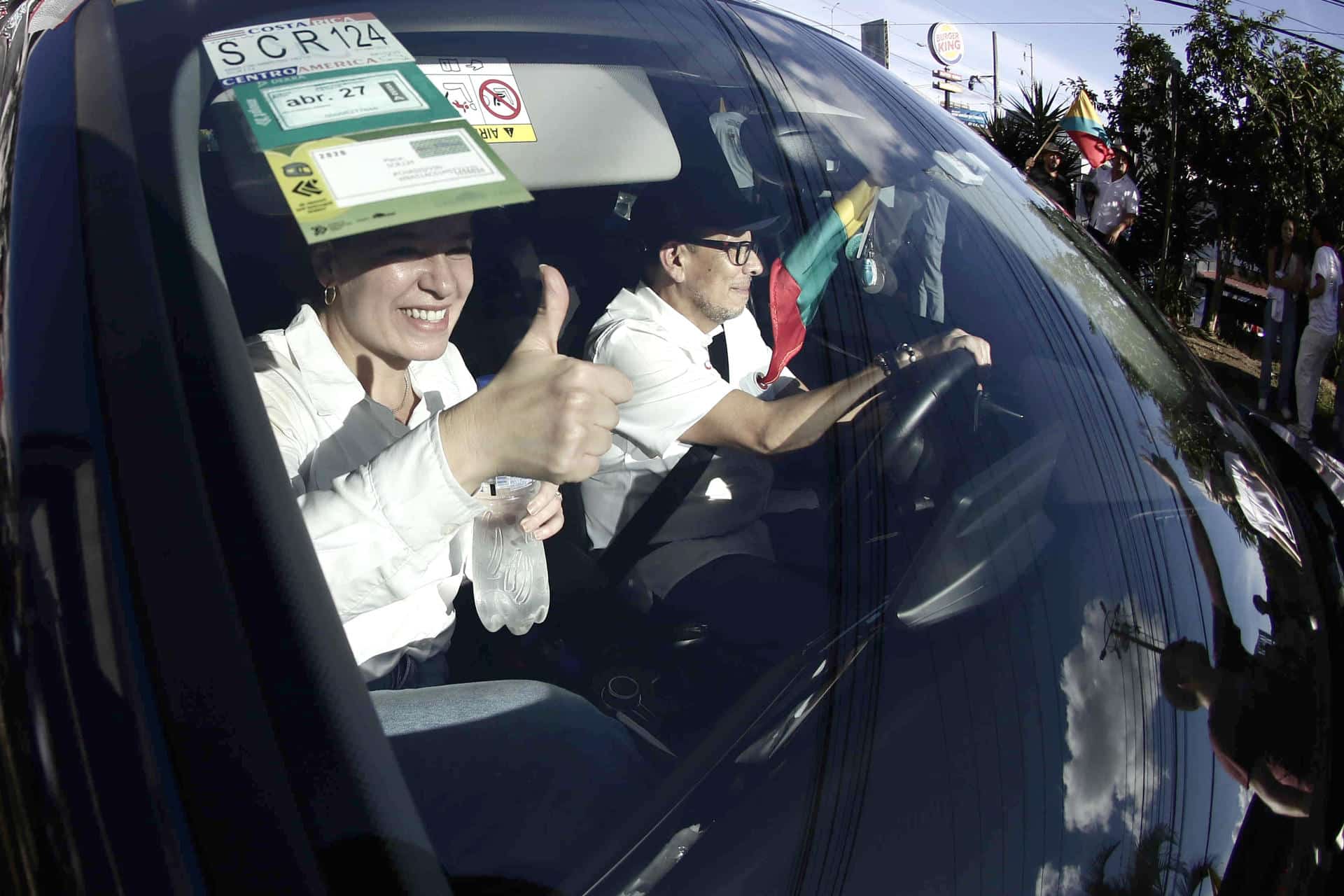 La candidata a la presidencia de Costa Rica por el partido Coalición Agenda Ciudadana, Claudia Dobles (i), participa en un recorrido este domingo, en San José (Costa Rica). EFE/ Jeffrey Arguedas