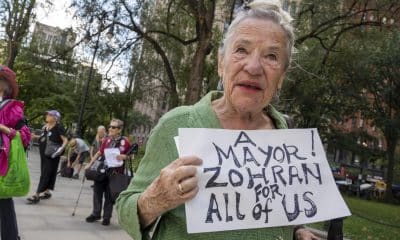 Una adulto mayor sostiene participa en un evento del alcalde de Nueva York, Zohran Mamdani. Imagen de archivo. EFE/ Ángel Colmenares