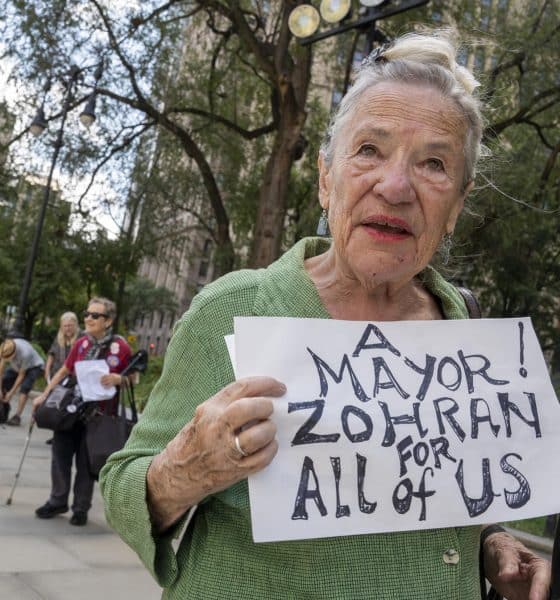 Una adulto mayor sostiene participa en un evento del alcalde de Nueva York, Zohran Mamdani. Imagen de archivo. EFE/ Ángel Colmenares