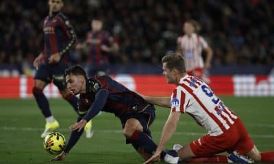 El defensa argentino del Levante, Matías Moreno (i), cae ante el delantero noruego del Atlético de Madrid, Alexander Sorloth, durante el encuentro correspondiente a la jornada 22 de LaLiga EA Sports entre Levante UD y Atlético de Madrid celebrado en el Estadio Ciutat de València. EFE/ Biel Aliño