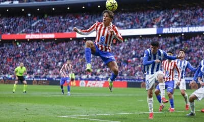 -El jugador del Atlético de Madrid Giuliano Simeone y el jugador del Alavés Carles Aleñá, durante el partido de LaLiga EA Sports entre el Atlético de Madrid y el Alavés, en el estadio Riyadh Air Metropolitano en Madrid.-EFE/ Manu Reino