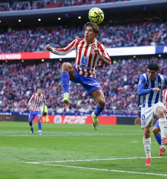 -El jugador del Atlético de Madrid Giuliano Simeone y el jugador del Alavés Carles Aleñá, durante el partido de LaLiga EA Sports entre el Atlético de Madrid y el Alavés, en el estadio Riyadh Air Metropolitano en Madrid.-EFE/ Manu Reino