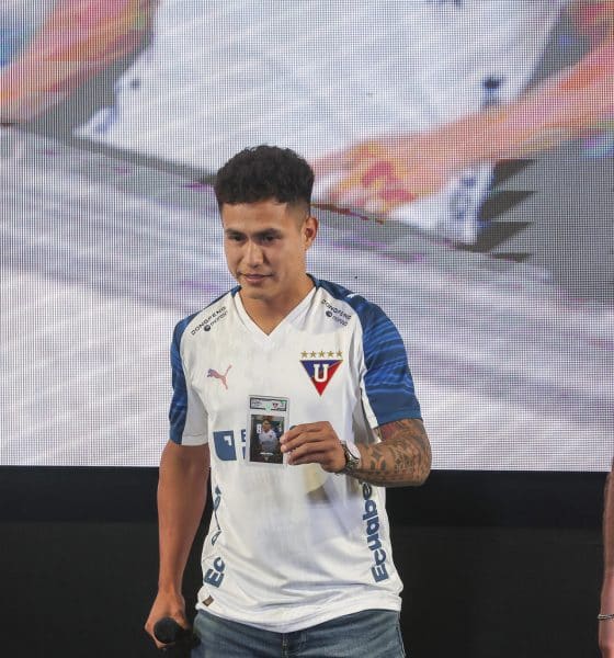 El centrocampista peruano Jesús Pretel es presentado este miércoles como nuevo refuerzo de Liga de Quito para la temporada 2026. EFE/ José Jácome