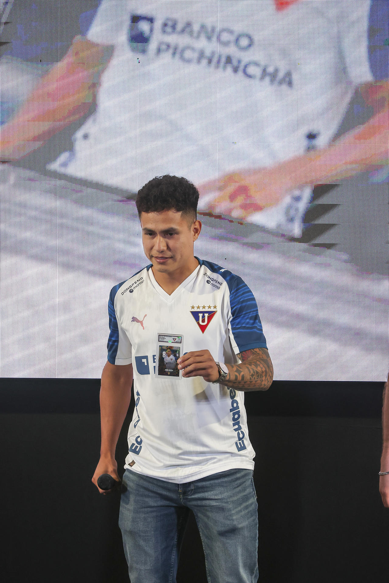 El centrocampista peruano Jesús Pretel es presentado este miércoles como nuevo refuerzo de Liga de Quito para la temporada 2026. EFE/ José Jácome