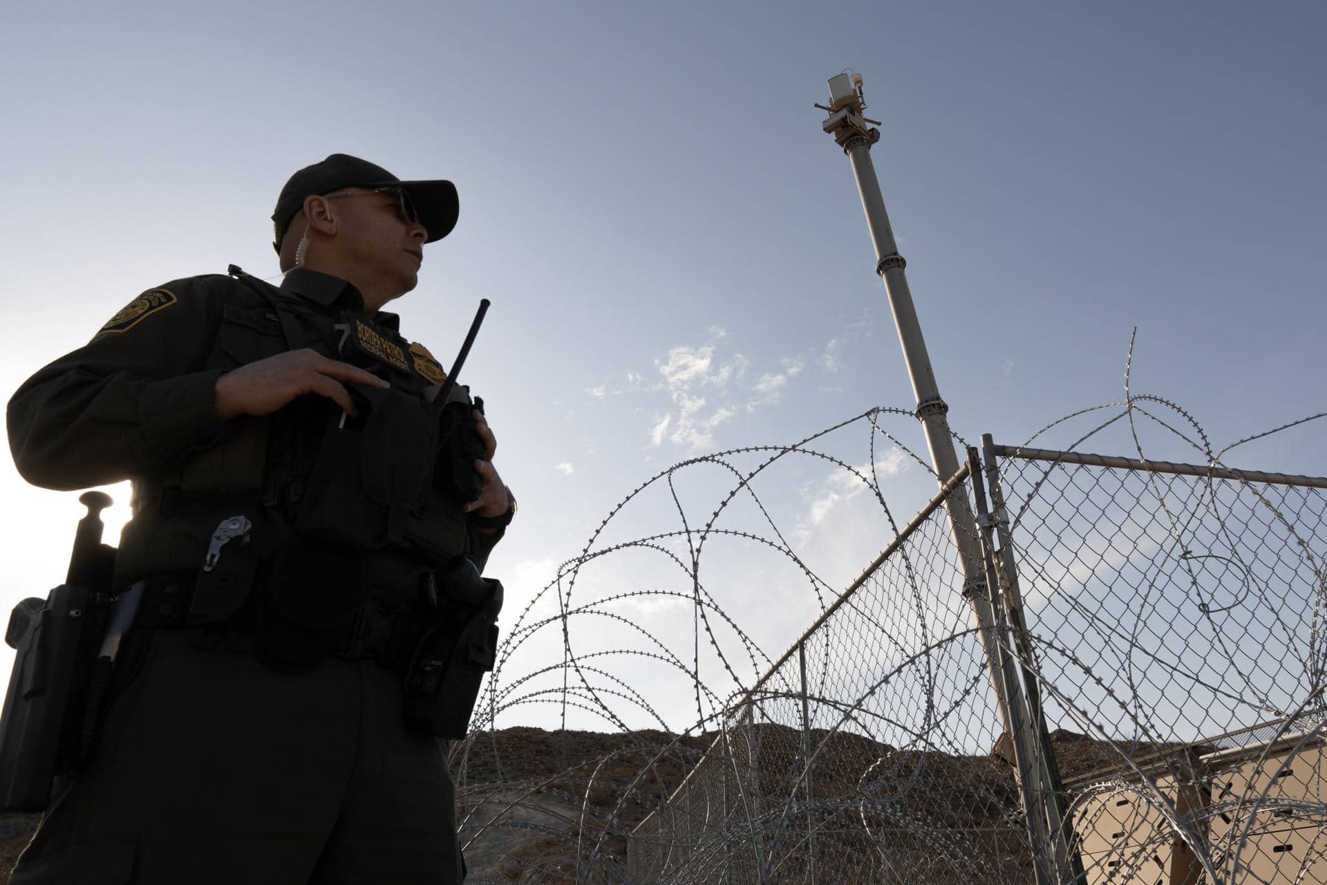 Fotografía de archivo de un oficial del Servicio de Aduanas y Protección Fronteriza de EE. UU (CBP) vigilado la frontera suroeste de EE.UU. con México, El Paso,Texas (EE.UU.). EFE/Ángel Colmenares