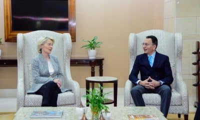 NUEVA DELHI (INDIA), 24/01/2026.- La presidenta de la Comisión Europea, Ursula von der Leyen (i) conversa con el Ministro de Estado de la Unión para el Comercio y la Industria indio, Jitin Prasada (d) a su llegada este sábado a Nueva Delhi, donde el bloque comunitario espera concluir el próximo martes las negociaciones del acuerdo de libre comercio con la India, casi veinte años después de que se iniciasen las conversaciones. EFE/Ministerio de Exteriores indio /  SOLO USO EDITORIAL/SOLO DISPONIBLE PARA ILUSTRAR LA NOTICIA QUE ACOMPAÑA (CRÉDITO OBLIGATORIO)
.EFE/ .
