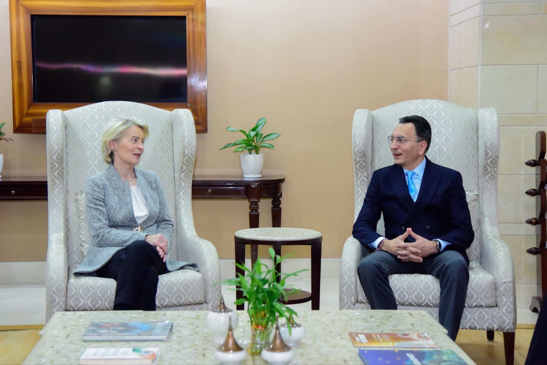 NUEVA DELHI (INDIA), 24/01/2026.- La presidenta de la Comisión Europea, Ursula von der Leyen (i) conversa con el Ministro de Estado de la Unión para el Comercio y la Industria indio, Jitin Prasada (d) a su llegada este sábado a Nueva Delhi, donde el bloque comunitario espera concluir el próximo martes las negociaciones del acuerdo de libre comercio con la India, casi veinte años después de que se iniciasen las conversaciones. EFE/Ministerio de Exteriores indio /  SOLO USO EDITORIAL/SOLO DISPONIBLE PARA ILUSTRAR LA NOTICIA QUE ACOMPAÑA (CRÉDITO OBLIGATORIO)
.EFE/ .