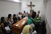 Personas asisten al velorio de Rosa Elena González este lunes, en Catia La Mar (Venezuela). EFE/ Miguel Gutiérrez
