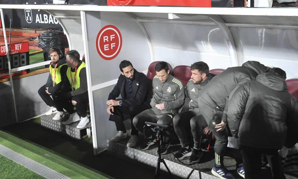 El entrenador del Real Madrid Álvaro Arbeloa (3i) durante el partido de octavos de final de la Copa del Rey que Albacete Balompié y Real Madrid disputaron en el estadio Carlos Belmonte. EFE/Manu