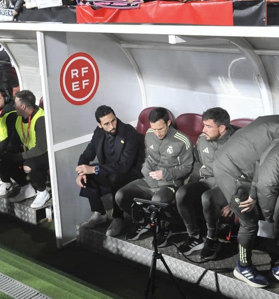 El entrenador del Real Madrid Álvaro Arbeloa (3i) durante el partido de octavos de final de la Copa del Rey que Albacete Balompié y Real Madrid disputaron en el estadio Carlos Belmonte. EFE/Manu