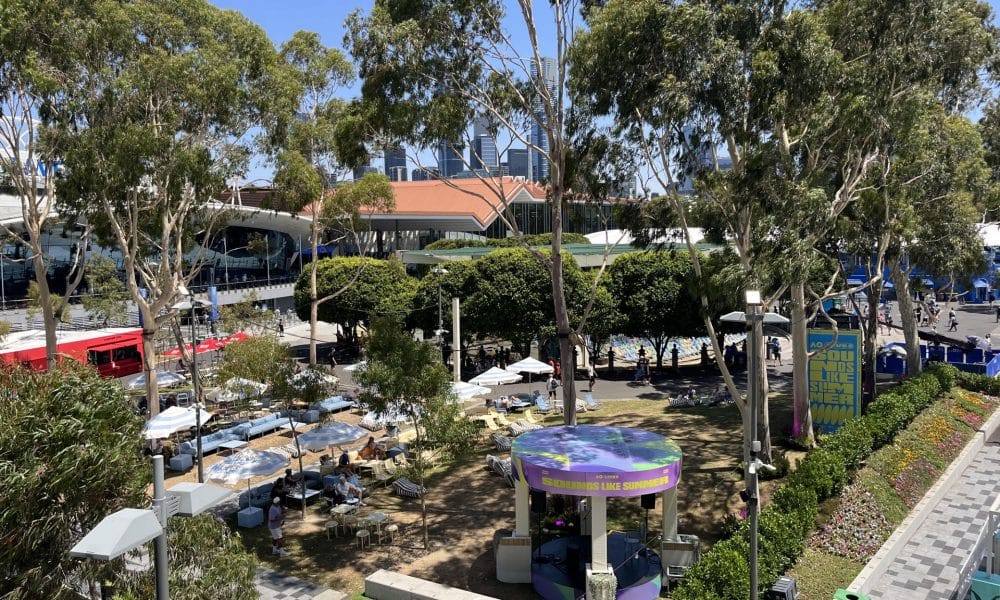 AME8682. MELBOURNE (AUSTRALIA), 26/01/2026.- Fotografía que muestra el exterior de la sede del Abierto de Australia este martes, en el Parque de Melbourne (Australia). Melbourne vive la jornada más calurosa en lo que va de Abierto de Australia, con temperaturas que podrían alcanzar los 45 grados, en plena recta decisiva, que podría condicionar el partido programado para este día entre Carlos Alcaraz y Alex de Miñaur. EFE/ Edurne Morillo