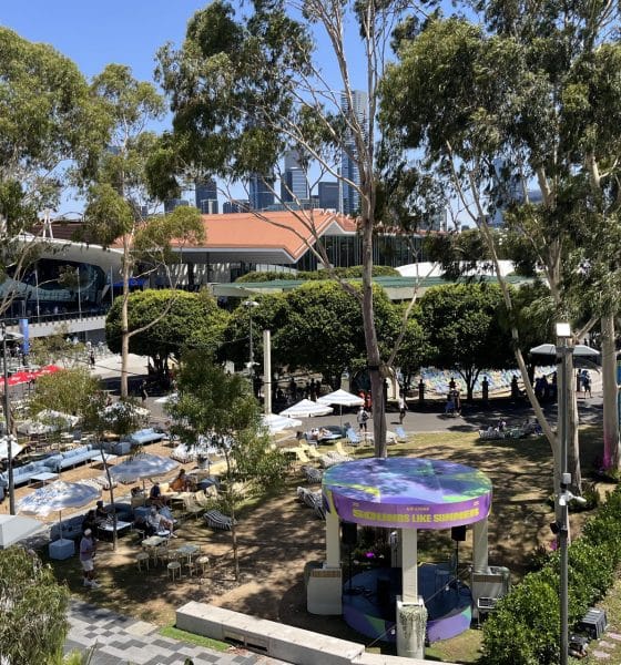 AME8682. MELBOURNE (AUSTRALIA), 26/01/2026.- Fotografía que muestra el exterior de la sede del Abierto de Australia este martes, en el Parque de Melbourne (Australia). Melbourne vive la jornada más calurosa en lo que va de Abierto de Australia, con temperaturas que podrían alcanzar los 45 grados, en plena recta decisiva, que podría condicionar el partido programado para este día entre Carlos Alcaraz y Alex de Miñaur. EFE/ Edurne Morillo