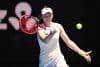 Elena Rybakina de Kazajstán en acción durante los cuartos de final femeninos contra Iga Swiatek de Polonia en el día 11 del torneo de tenis Abierto de Australia 2026 en el Melbourne Park en Melbourne (Australia). EFE/JAMES ROSS AUSTRALIA AND NEW ZEALAND OUT
