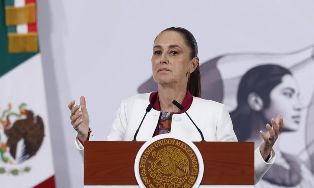 La presidenta de México, Claudia Sheinbaum, habla durante una rueda de prensa este lunes, en el Palacio Nacional de Ciudad de México (México). EFE/ Sáshenka Gutiérrez