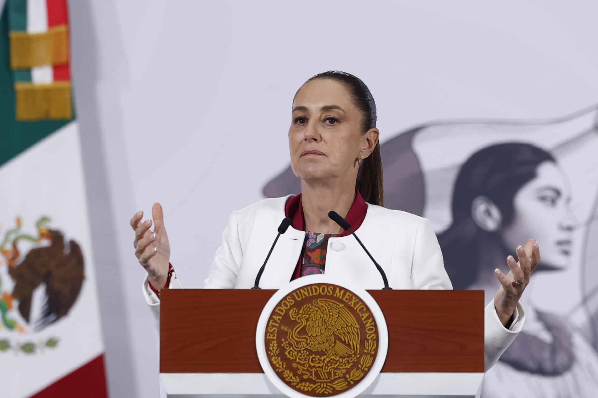 La presidenta de México, Claudia Sheinbaum, habla durante una rueda de prensa este lunes, en el Palacio Nacional de Ciudad de México (México). EFE/ Sáshenka Gutiérrez