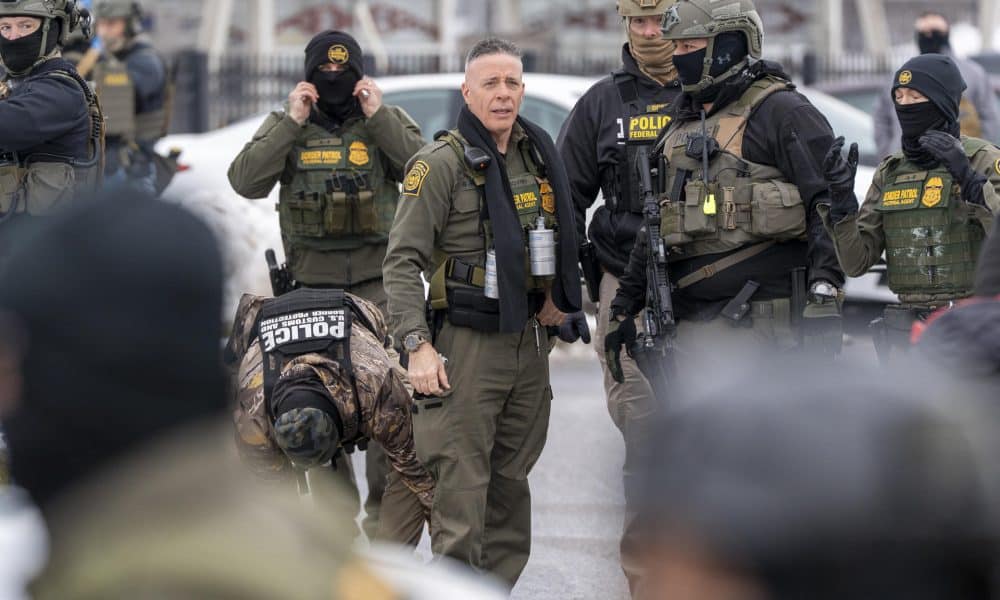 El comandante de la Patrulla Fronteriza de EE. UU, Gregory Bovino (c), custodia junto a agentes de Policía el edificio federal Bishop Henry Whipple este jueves, en Mineápolis (EE.UU.). EFE/ Angel Colmenares