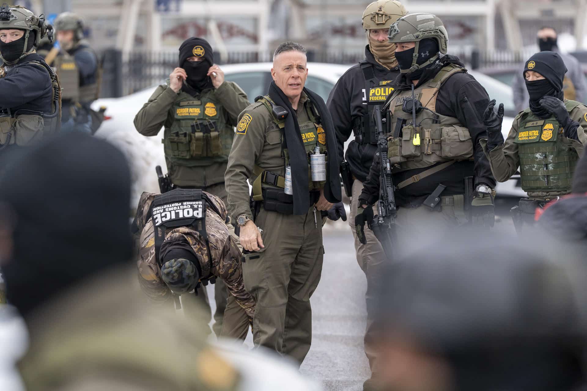 El comandante de la Patrulla Fronteriza de EE. UU, Gregory Bovino (c), custodia junto a agentes de Policía el edificio federal Bishop Henry Whipple este jueves, en Mineápolis (EE.UU.). EFE/ Angel Colmenares