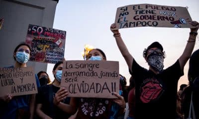 Personas sostienen carteles durante una protesta este 28 de enero de 2026, en Lima (Perú). EFE/ John Reyes Mejia