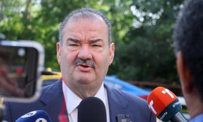 El abogado del expresidente de Panamá Ricardo Martinelli, Carlos Carrillo, habla con periodistas previo a una audiencia este lunes, en Ciudad de Panamá (Panamá). EFE/ Gabriel Rodríguez