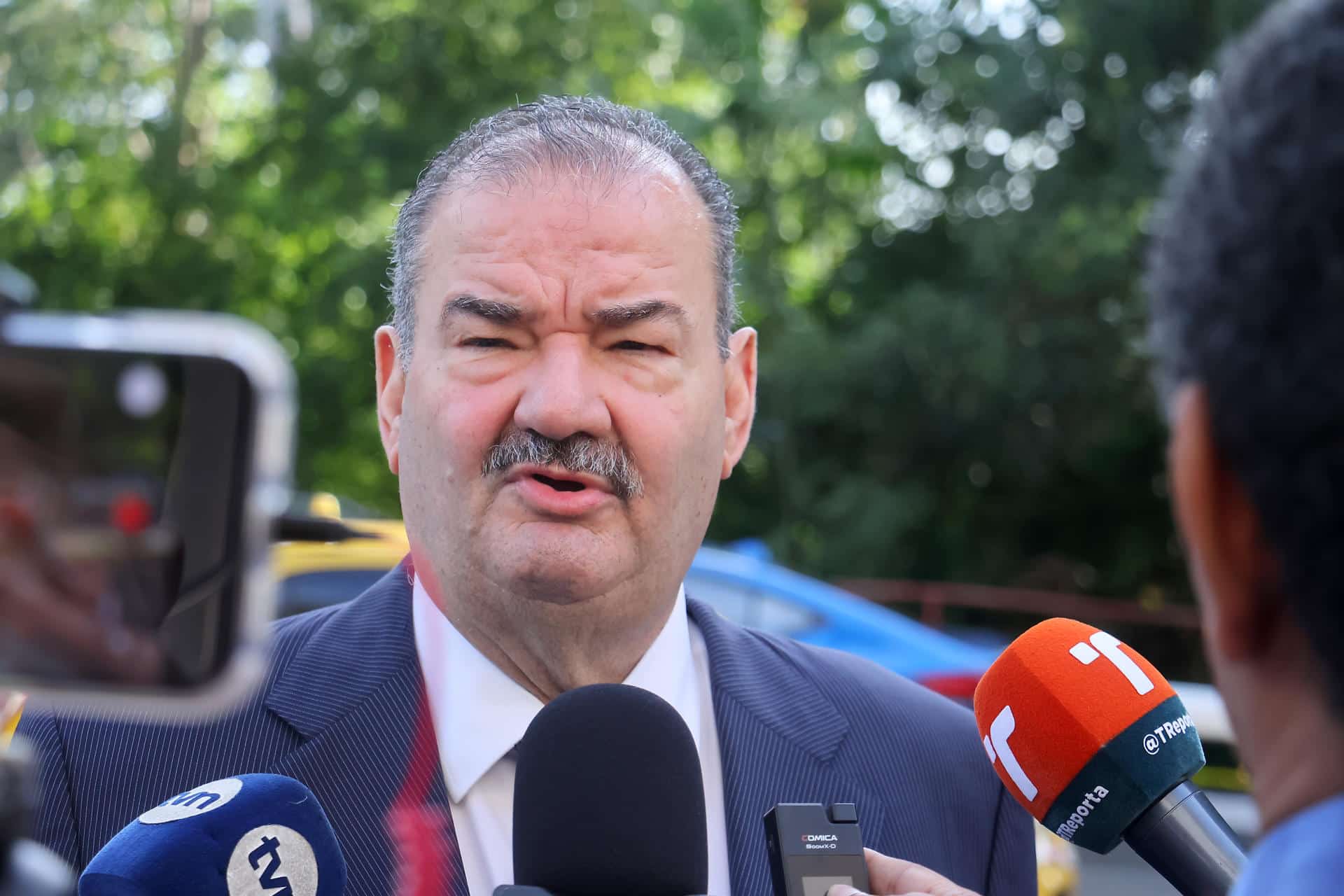 El abogado del expresidente de Panamá Ricardo Martinelli, Carlos Carrillo, habla con periodistas previo a una audiencia este lunes, en Ciudad de Panamá (Panamá). EFE/ Gabriel Rodríguez