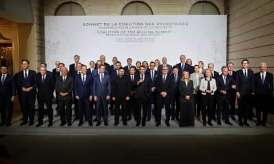 Foto de familia de los participantes de la reunión de la Coalición de Voluntarios este martes en el Palacio del Elíseo, París, Francia. EFE/EPA/LUDOVIC MARIN