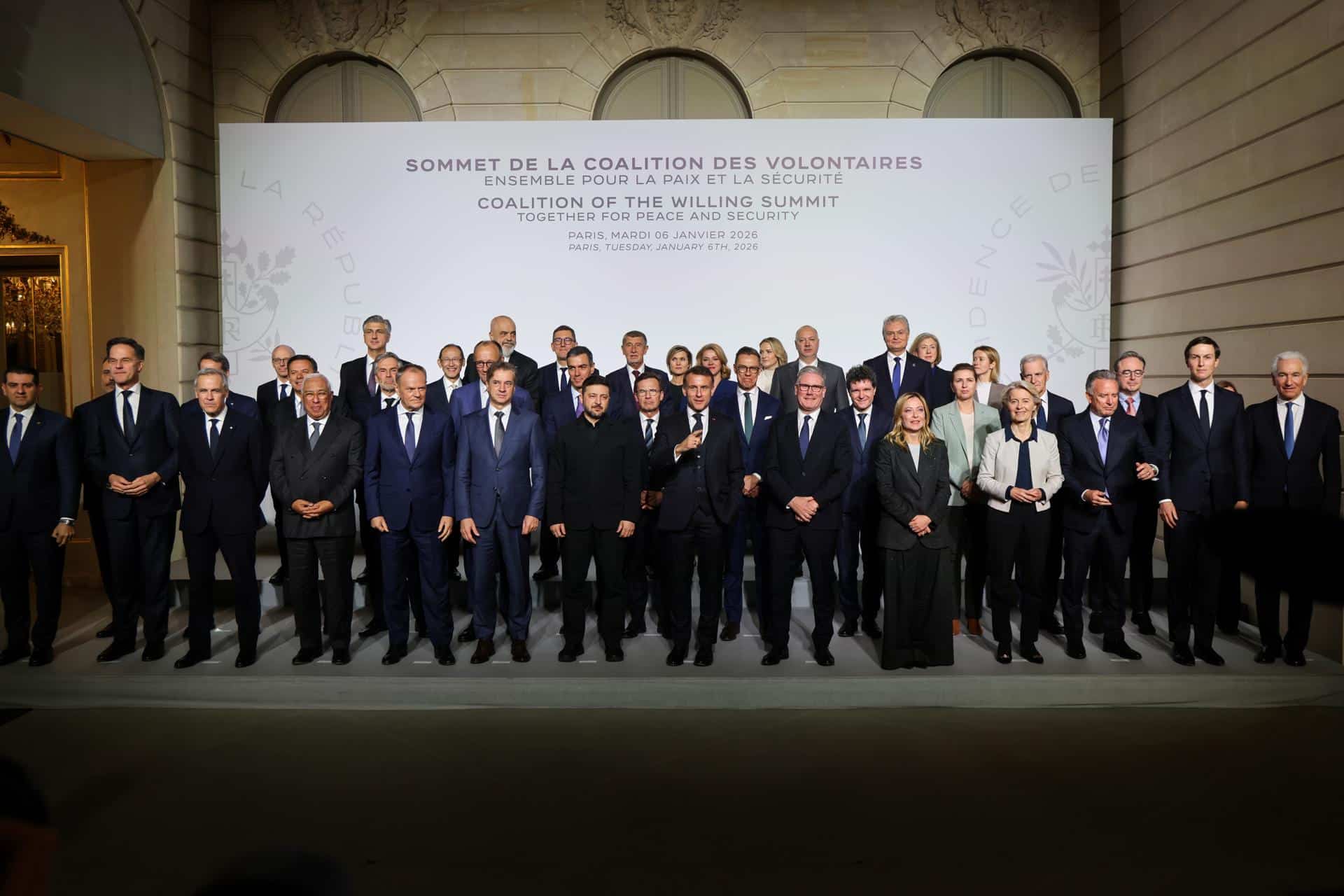 Foto de familia de los participantes de la reunión de la Coalición de Voluntarios este martes en el Palacio del Elíseo, París, Francia. EFE/EPA/LUDOVIC MARIN